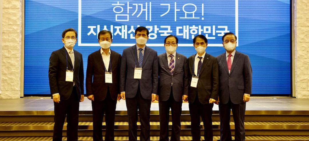 국회 지식재산 상임위원장(산업-과학기술-문화) 공동 주최 컨퍼런스 “국민과 함께하는 새로운 K-지식재산 전략” 함께 가요! 지식재산 강국 대한민국 : 행사 단체사진 - 국회 산업통상자원중소벤처기업위원회 위원장 국회의원 이학영, 국회 지식재산 상임위원장 국회의원 이채익, 국회의원 정갑윤, 국회의원 원혜영, KAIST 총장 이광형, 한국소프트웨어저작권협회 회장 유병한